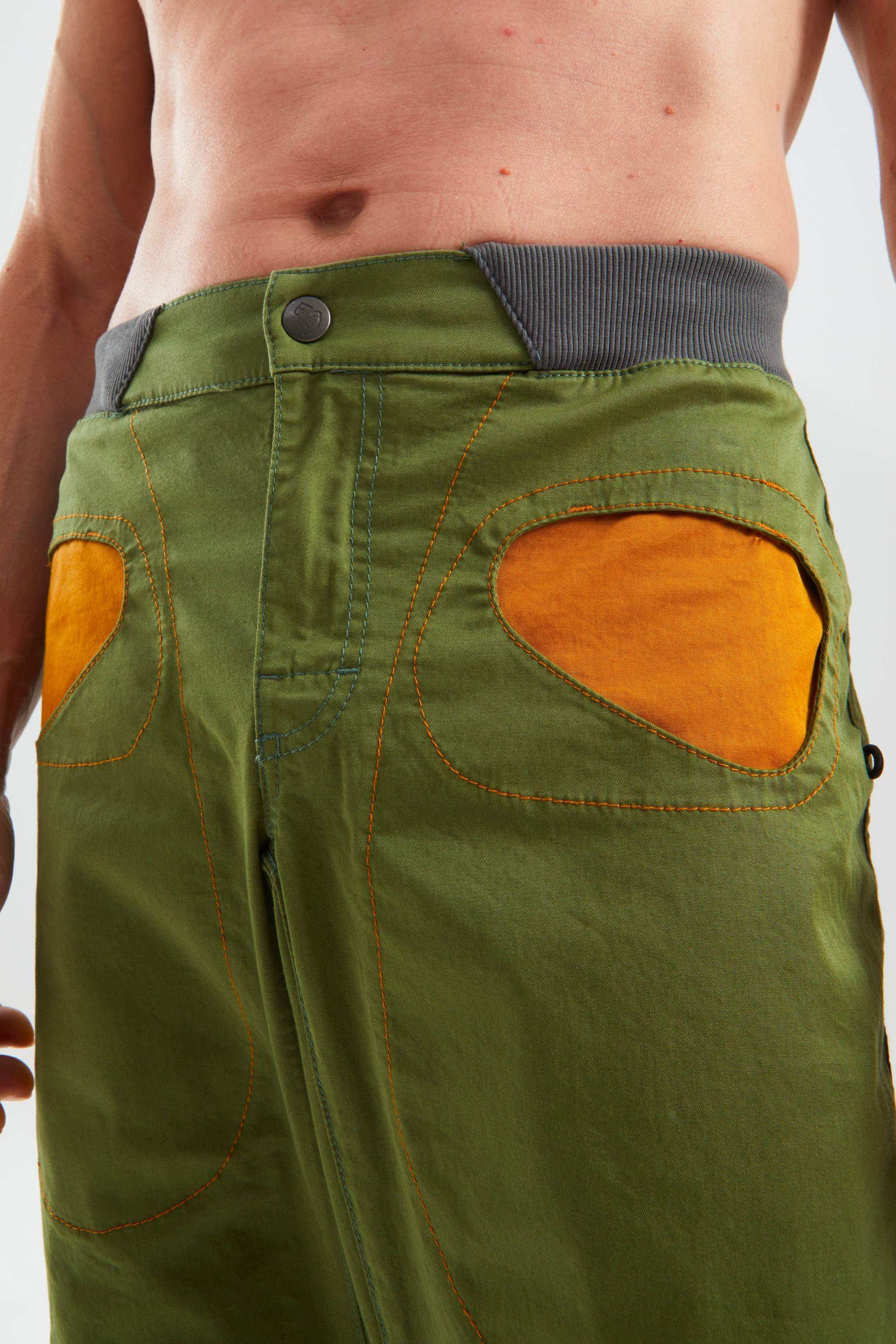 Pantaloni outdoor in cotone biologico elasticizzato con tasche a contrasto e dettagli regolabili, ideali per arrampicata e attività outdoor.