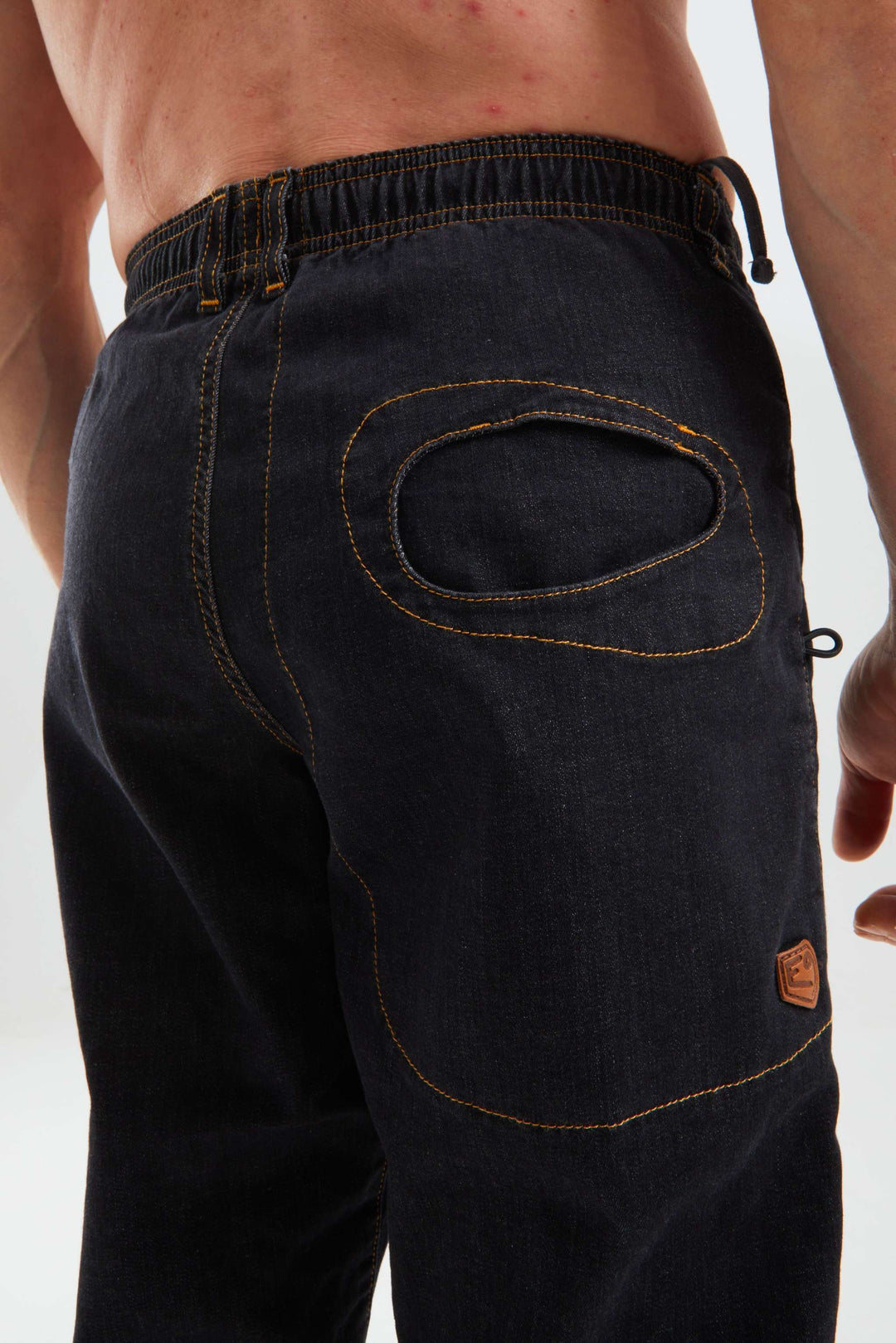 Pantaloni outdoor e climbing in denim resistenti e slim fit con elastico in vita e dettagli eco-pelle made in Italy