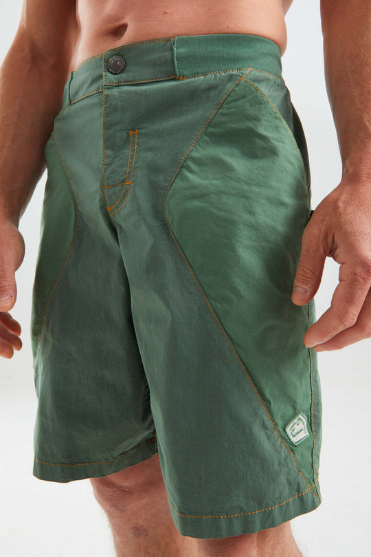 Short arrampicata tecnico-casual FIGARO con cintura regolabile e tasche funzionali, realizzato in Italia.