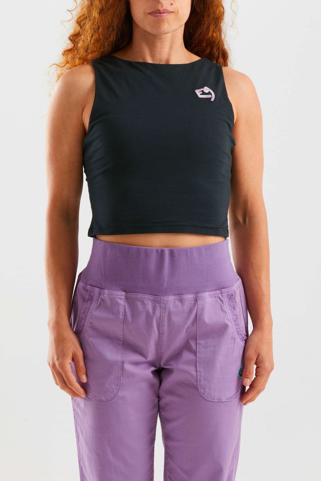 Slim cropped fit crop top in organic stretch cotton for climbing and active wear with embroidered logo and excellent comfort