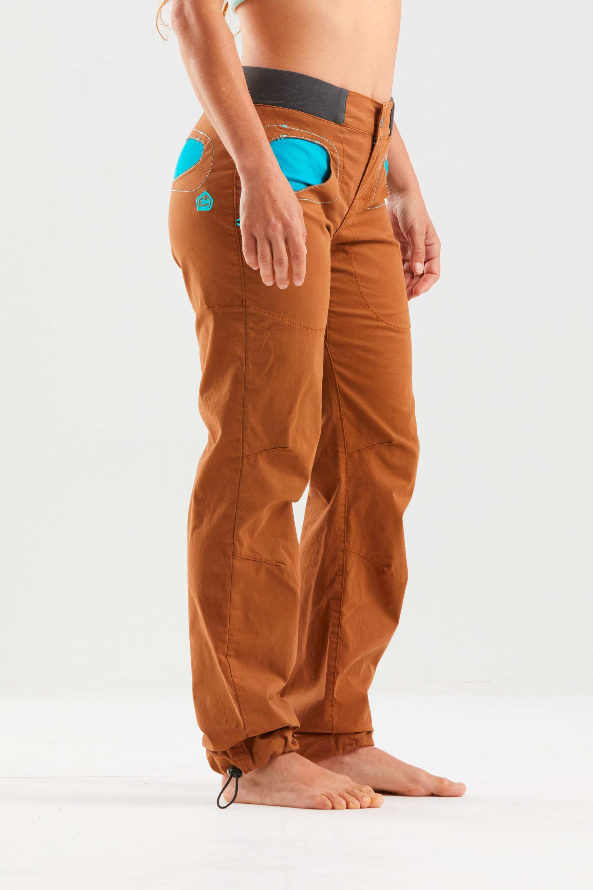 Onda Story pantaloni outdoor elasticizzati in cotone biologico con tasche a contrasto e vita regolabile, slim fit, made in Italy