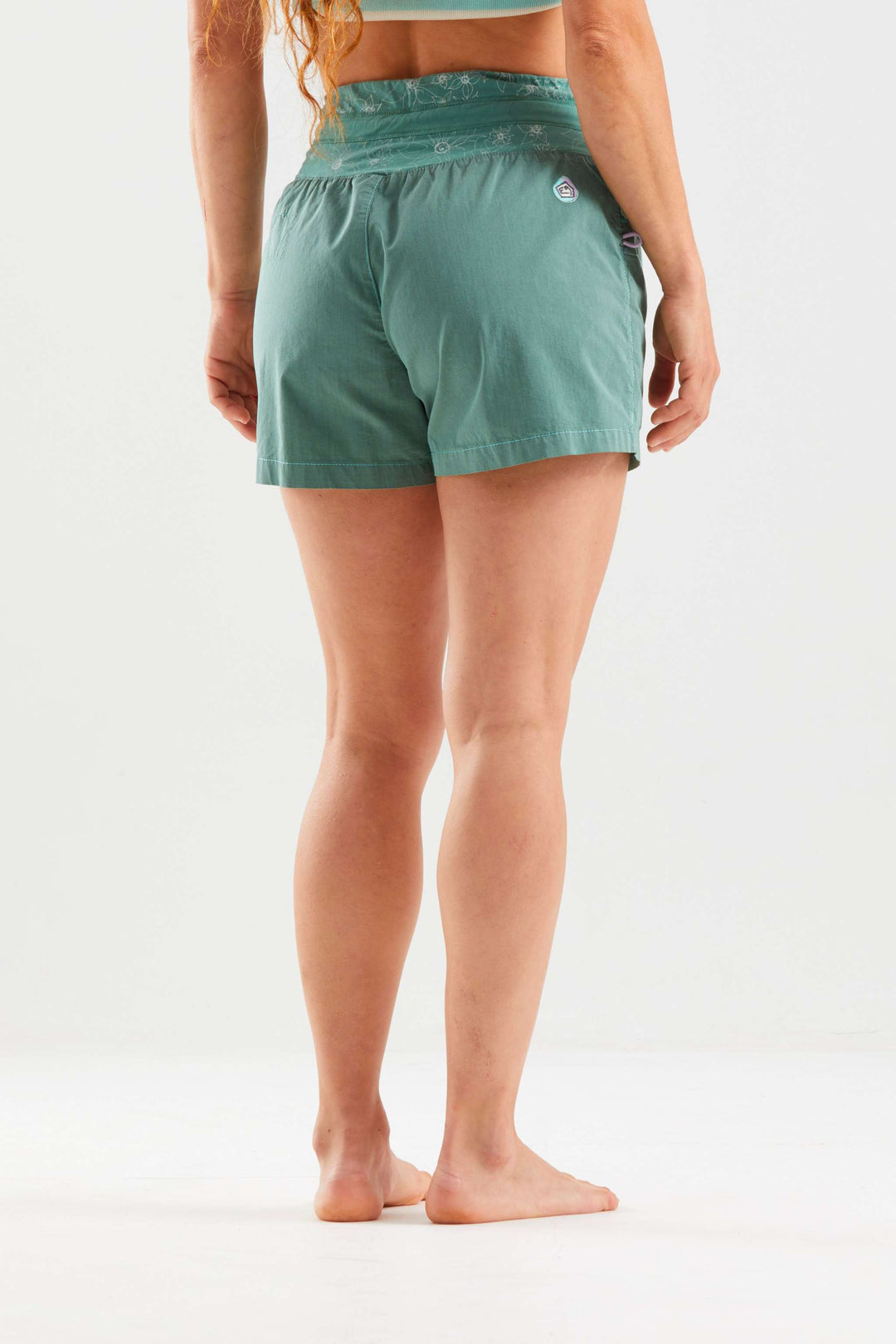 Shorts outdoor e climbing in popeline tecnico leggero con vita regolabile e dettaglio in eco-pelle, stile Made in Italy