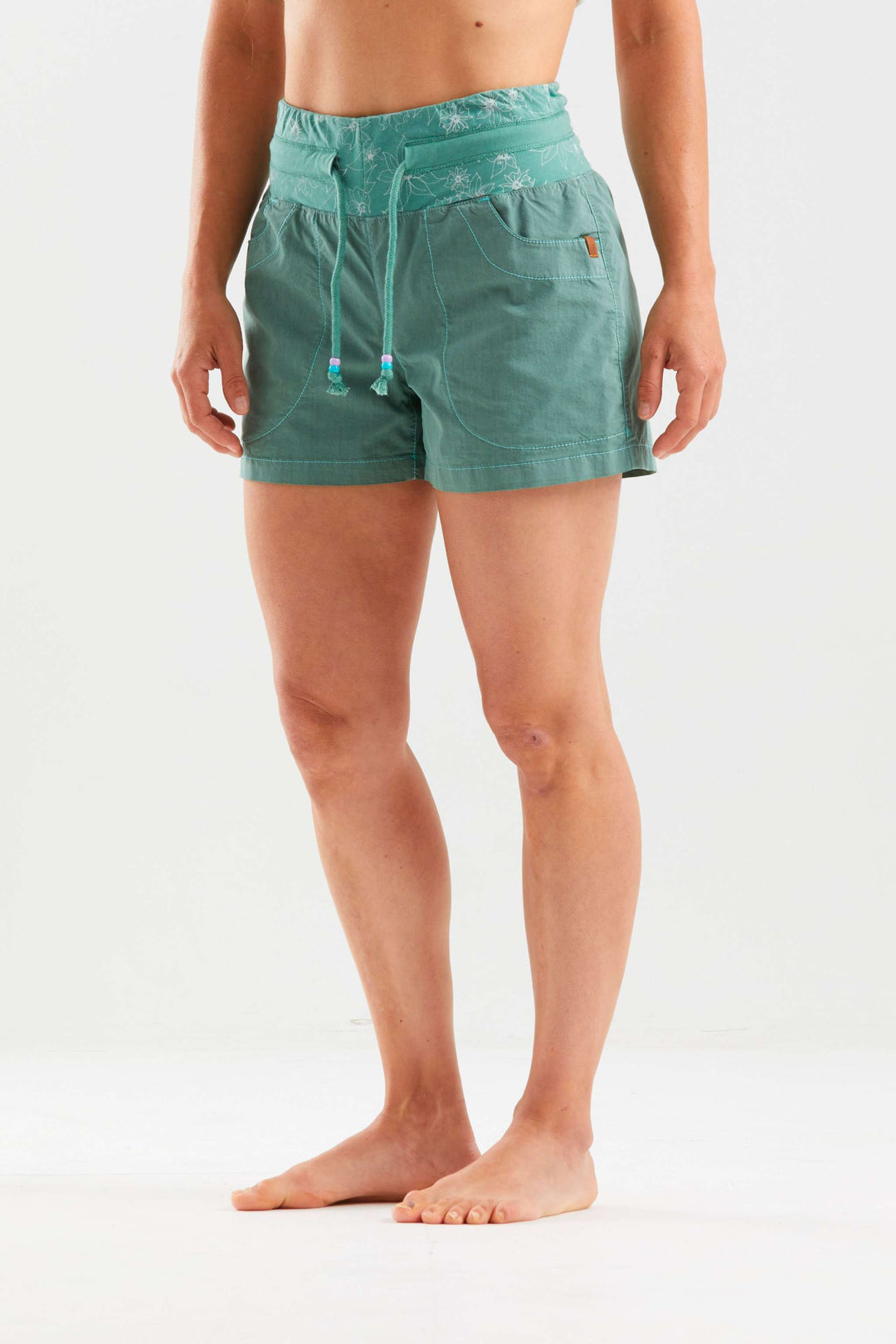 Shorts outdoor e climbing in popeline tecnico leggero con vita regolabile e dettaglio in eco-pelle, made in Italy
