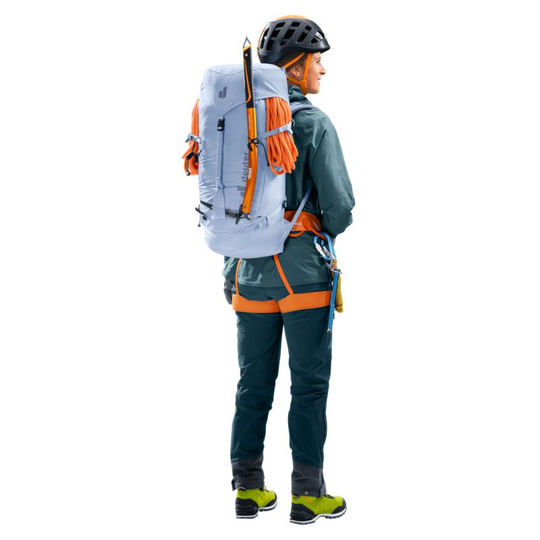 Zaino 32+6 Sl da alpinismo con sistema dorsale Alpine, scomparto per vestiti bagnati, compatibile con sistema idratazione 3 litri, materiali riciclati e design ergonomico.