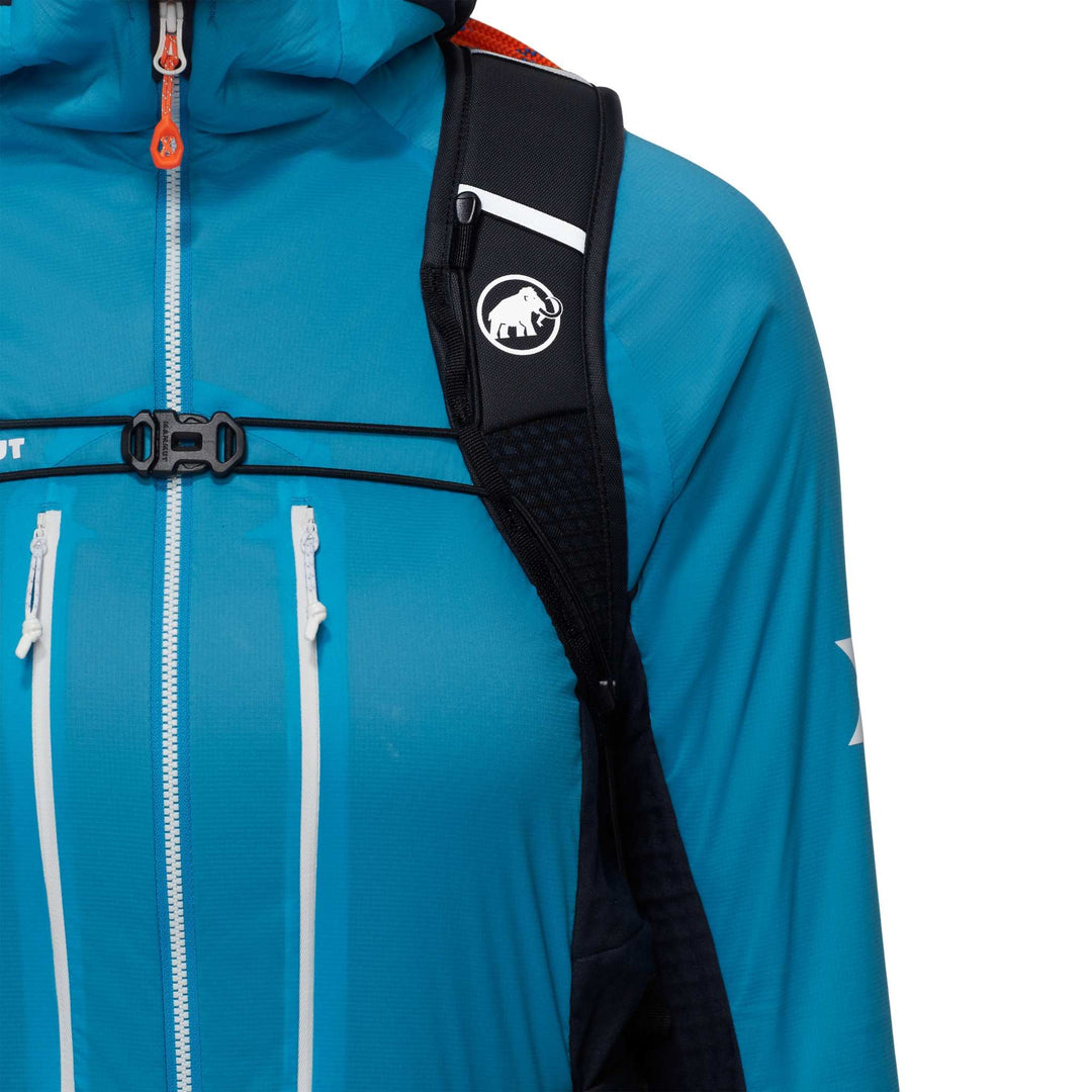 Mammut Trion 28 Women Marine/Black, spallacci indossati