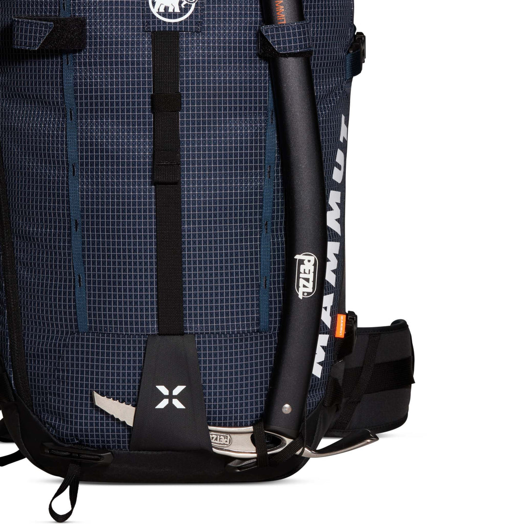 Mammut Trion 28 Women Marine/Black, fissaggio piccozza