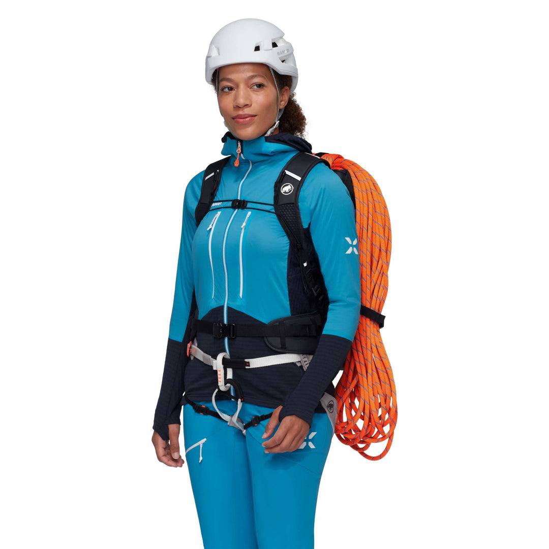 Mammut Trion 28 Women Marine/Black, indossato vista frontale