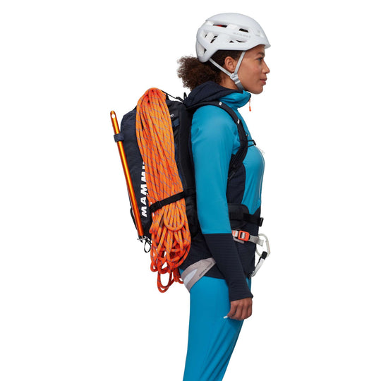 Mammut Trion 28 Women Marine/Black, indossato vista laterale