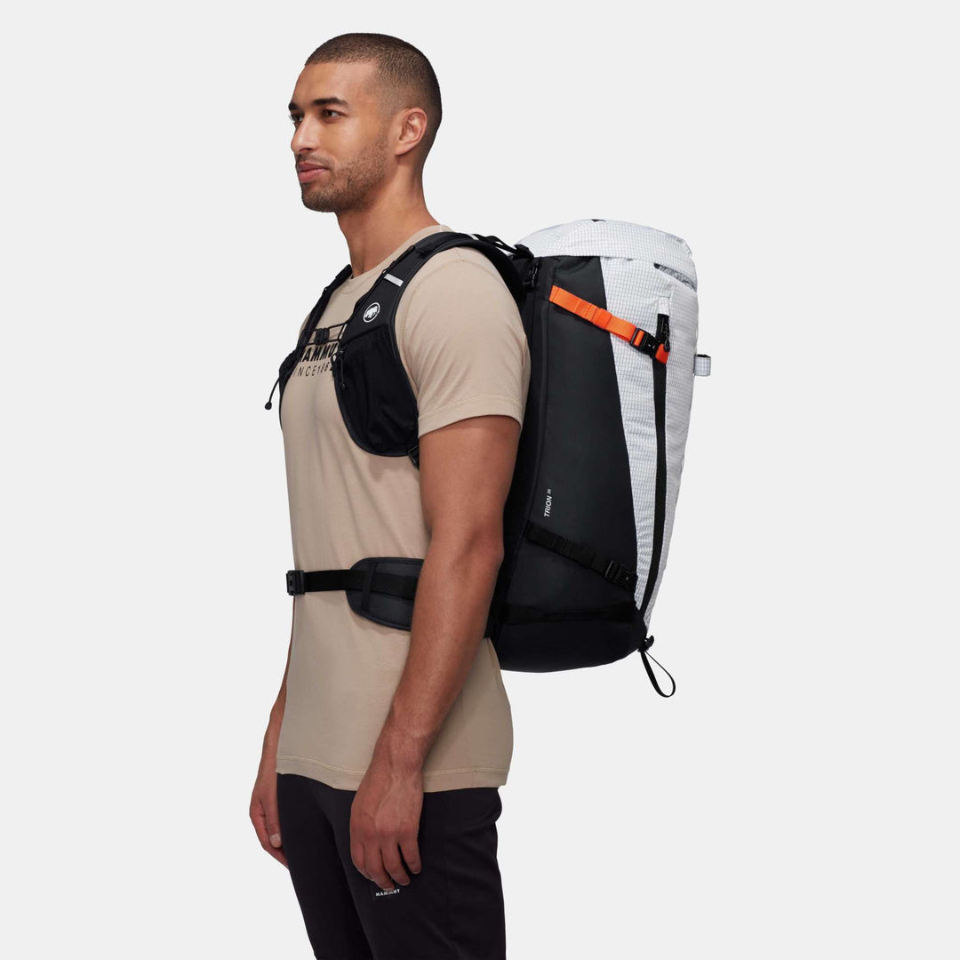 Mammut Trion 38 White/Black - indossato, vista laterale