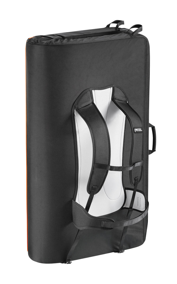 Crash Pad Alto with durable padding and adjustable straps for bouldering.