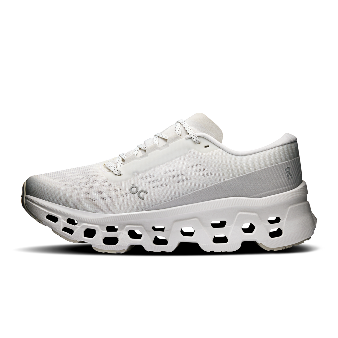 Scarpe Cloudmonster 3 W bianche da donna su sfondo neutro