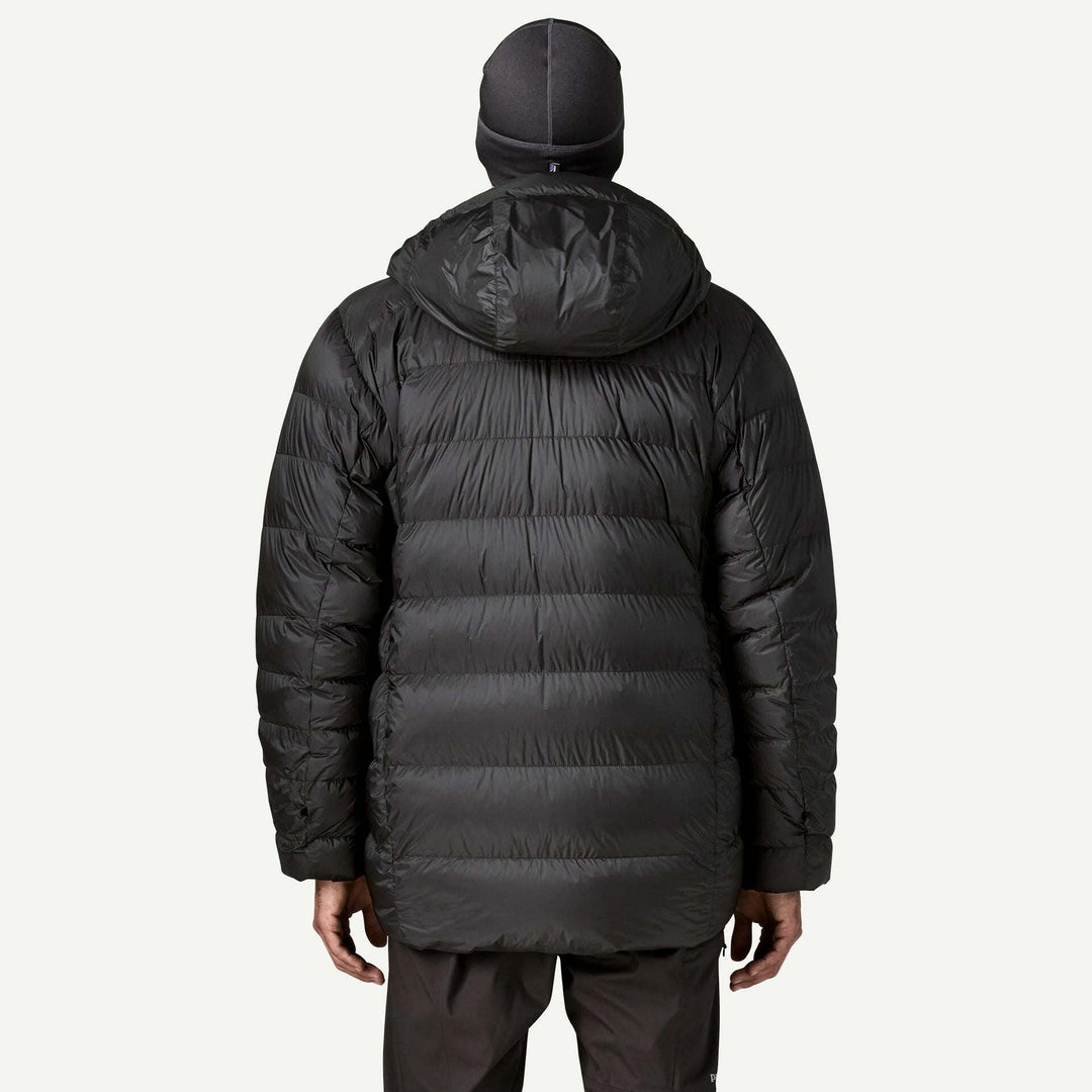 Patagonia Grade Vii Down Parka: parka nero indossato, vista posteriore