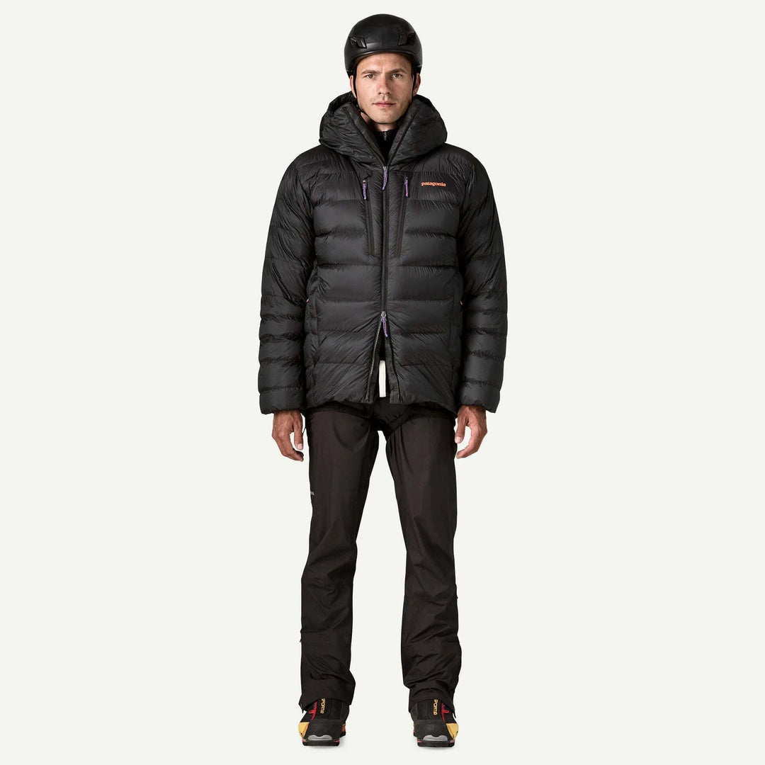 Patagonia Grade Vii Down Parka: parka nero indossato, vista completa