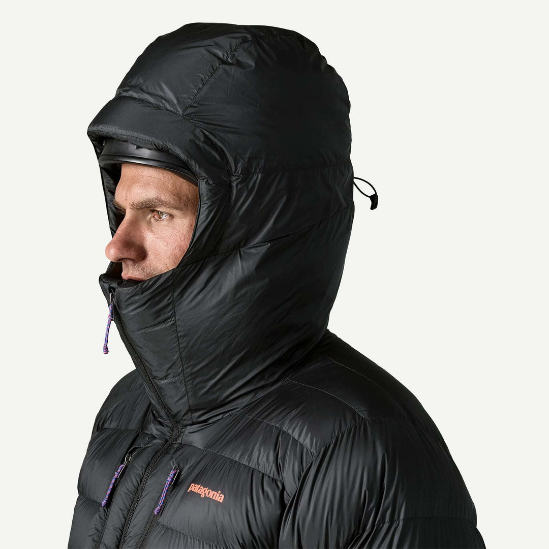 Patagonia Grade Vii Down Parka: dettaglio del cappuccio del parka nero indossato
