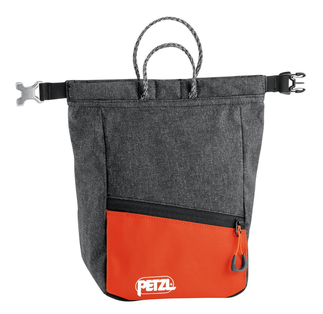 Sakab chalk bag for bouldering, semi-rigid structure, large opening, magnetic closure, easy transport, zip pockets, toothbrush holder.
