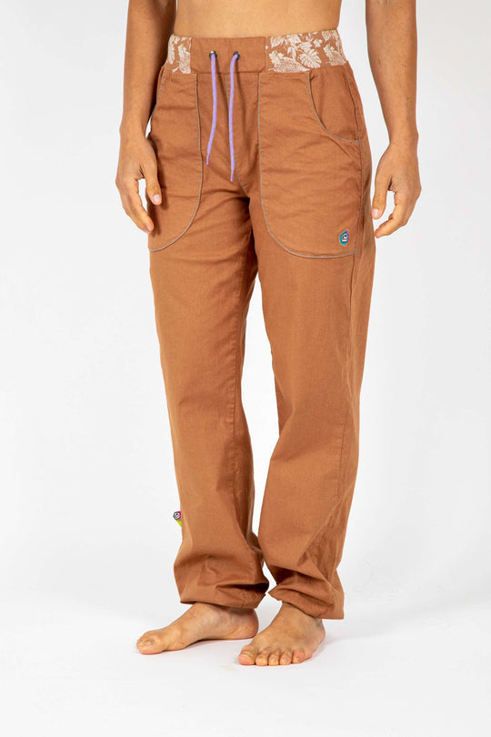 Outdoor climbing pants in organic cotton and linen with embroidery, adjustable waist, and relaxed fit. Made in Italy.