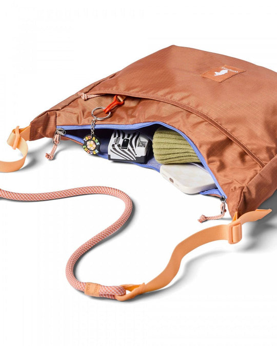 Borsa a tracolla Trozo 8L con tracolla regolabile in corda da arrampicata e scomparti organizzativi.