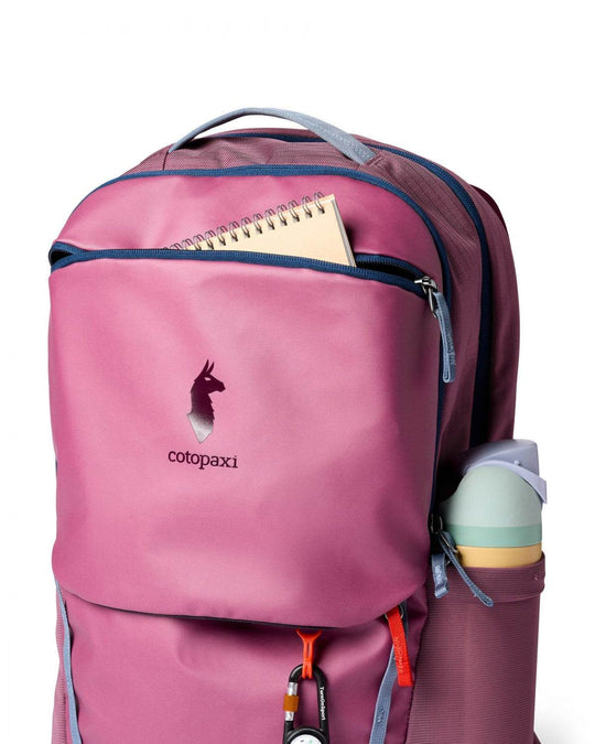 Zaino urbano Allpa 26L Daypack in nylon riciclato, resistente e organizzato con scomparto laptop e tasche esterne.