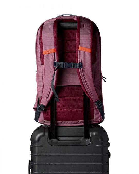 Zaino urbano Allpa 26L Daypack leggero e resistente con scomparto laptop e tasche esterne in nylon riciclato