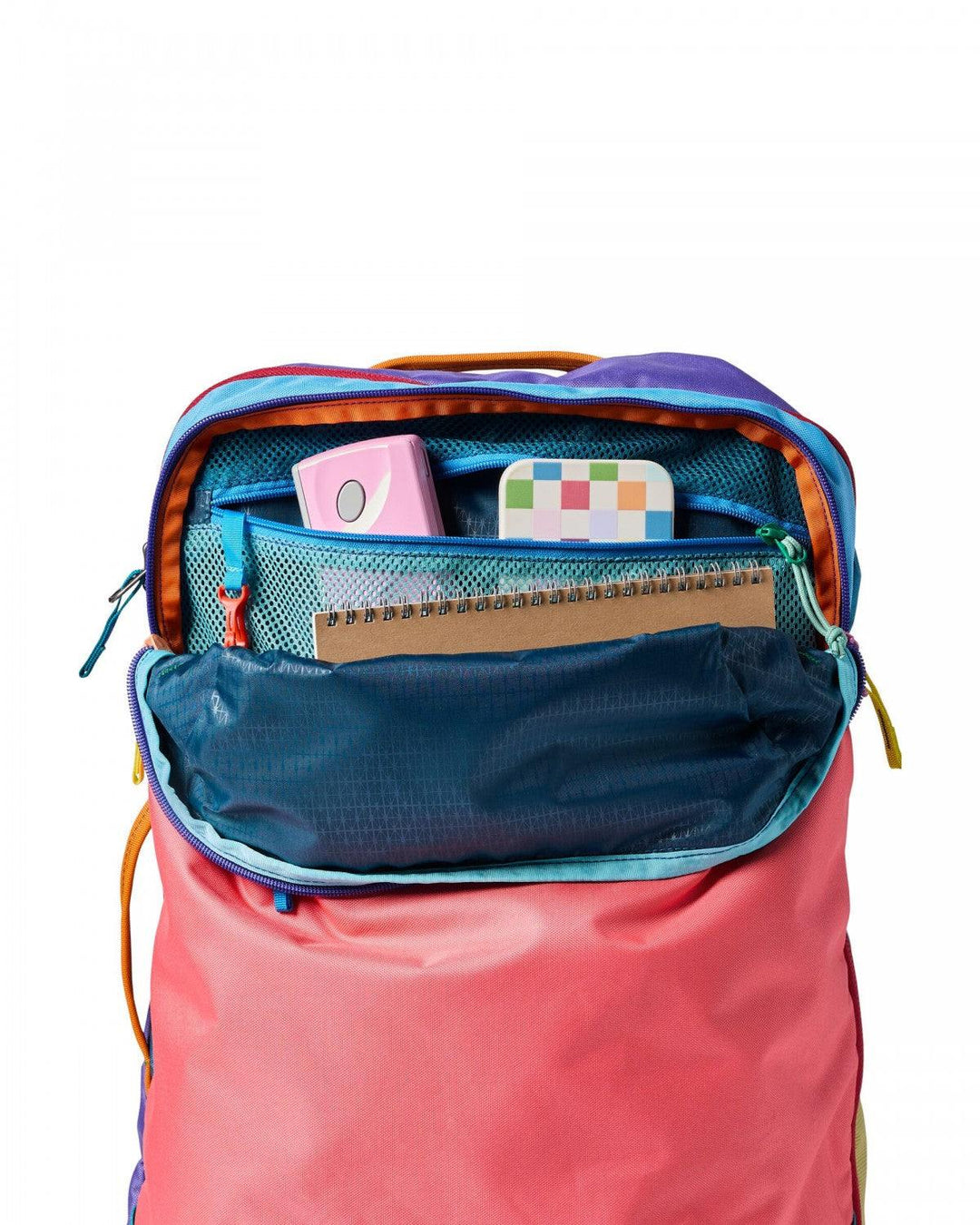 Zaino Allpa 35L Travel Pack nero in tessuto riciclato, design unico, capienza 35L, apertura a valigia, tasche organizzate, spallacci ergonomici.