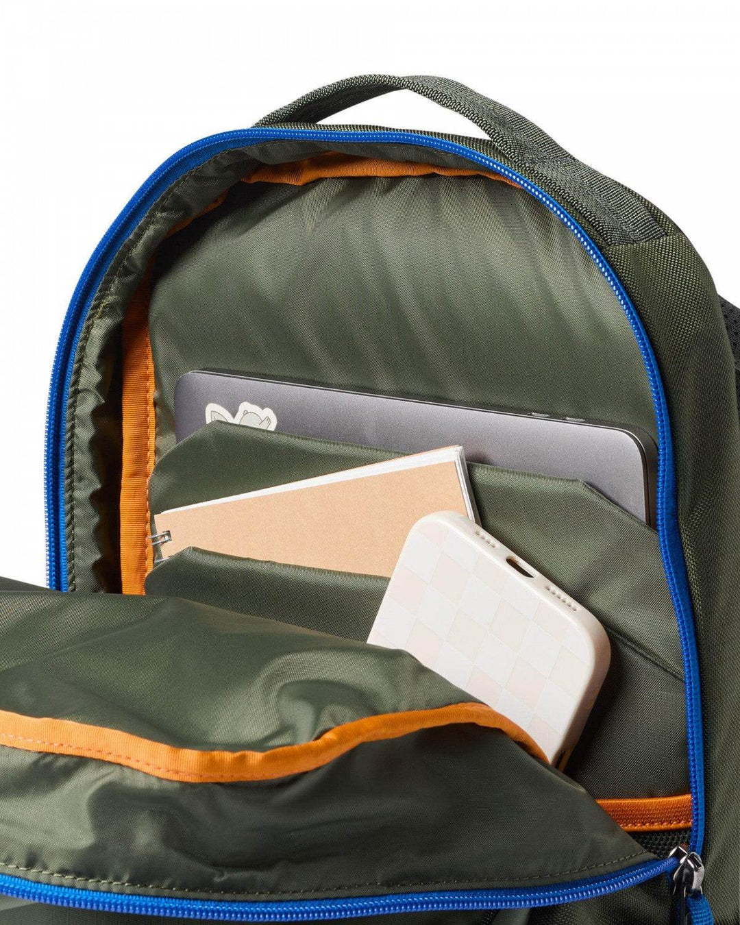 Zaino Allpa 18L Daypack resistente in nylon riciclato con tasche imbottite per laptop e borraccia, ideale per pendolari e viaggiatori.