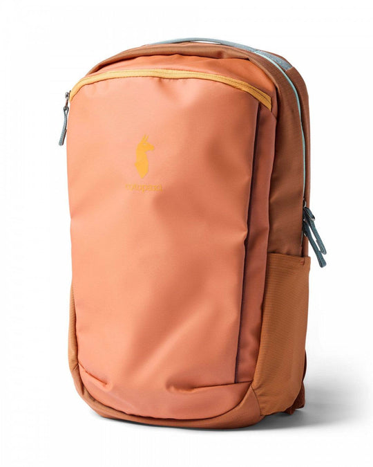 Zaino Allpa 18L Daypack resistente e organizzato con tasca imbottita per laptop e spazio per borraccia.
