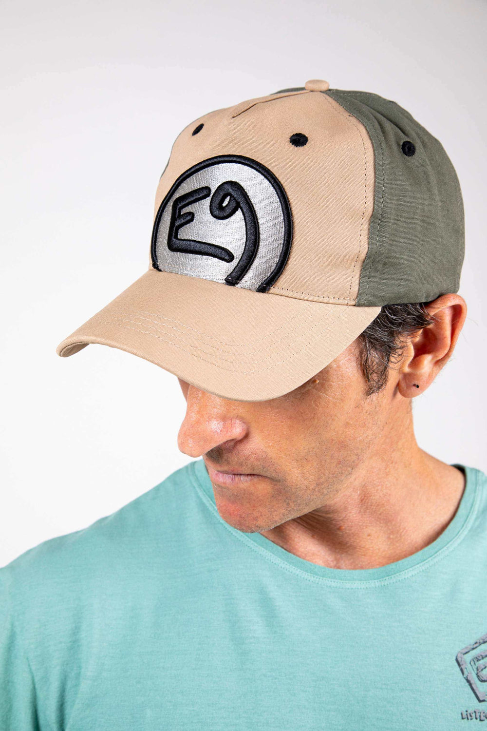 Hat with visor, embossed embroidery, adjustable closure, 100% cotton.