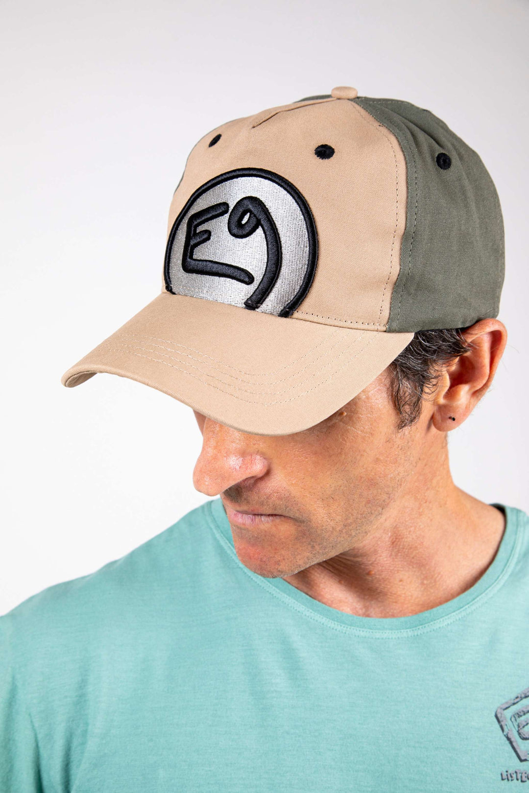 Cappello con visiera, ricamo in rilievo, chiusura regolabile, 100% cotone.
