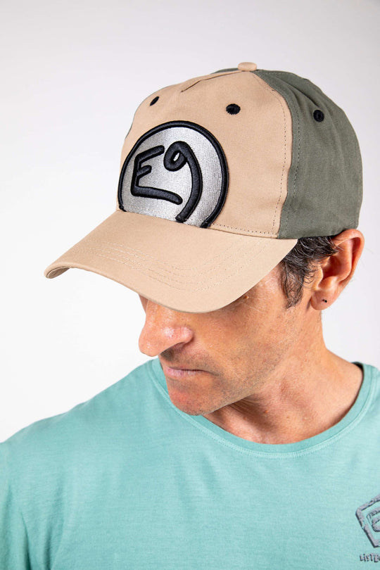 Cappello con visiera, ricamo in rilievo, chiusura regolabile, 100% cotone.