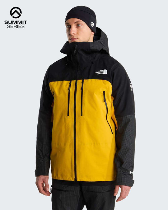 The North Face M Summit Mountain Gtx Pro Jacket – Summit Gold/Tnf Black – indossato