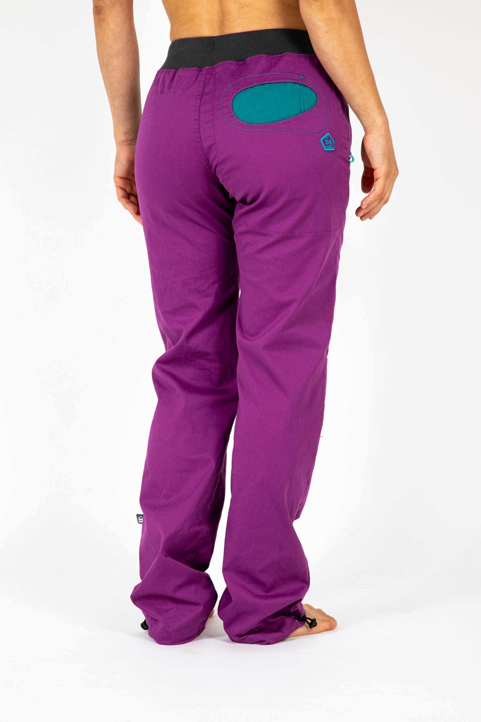 Onda Story slim fit elasticized organic cotton outdoor and climbing pants with adjustable waist and contrasting pockets