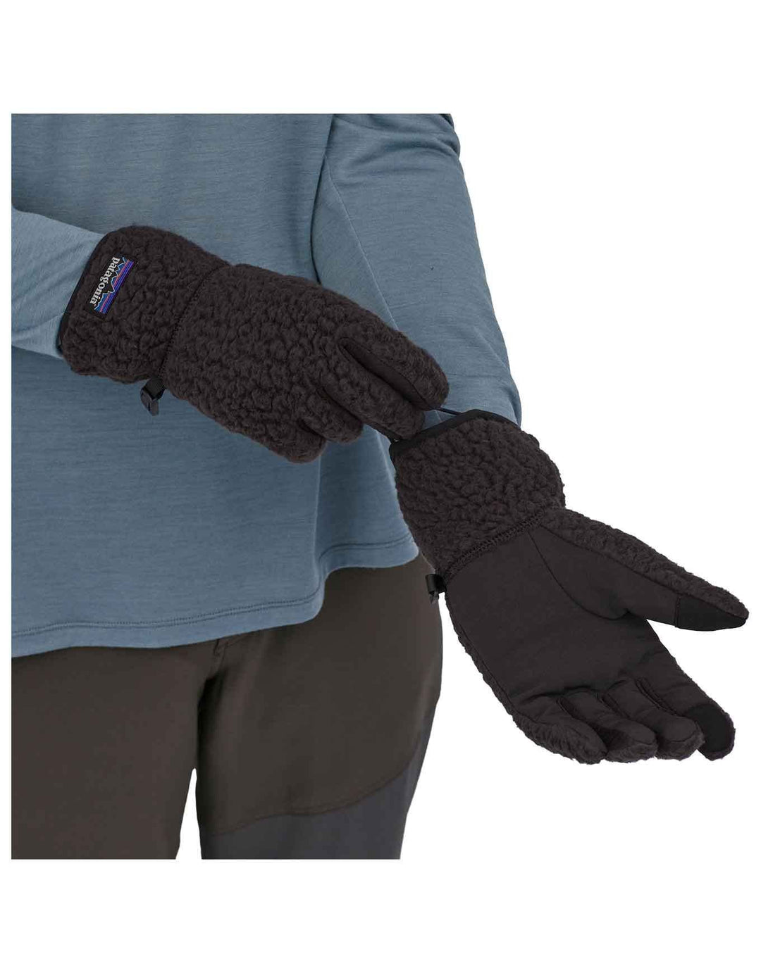 Patagonia Retro Pile Gloves: guanti neri indossati