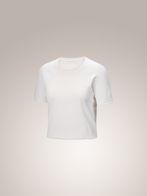 Ragazza che indossa la Rula T-Shirt SS W leggera e traspirante per arrampicata con sfondo roccioso.