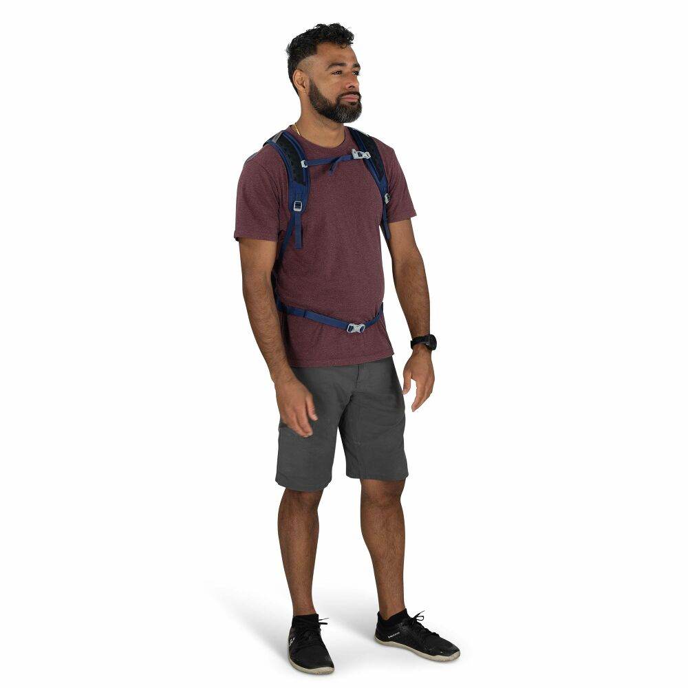Zaino giornaliero blu in nylon, compatto e leggero, con spallacci regolabili e cinghia sternale con fibbia.