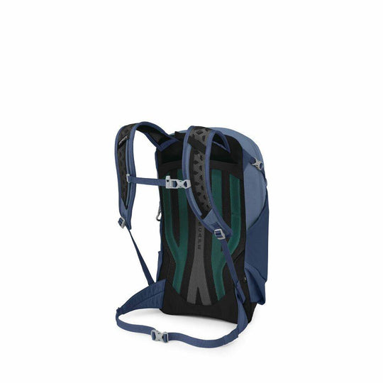 Zaino giornaliero blu in nylon riciclato, con schienale nero e verde ventilato, spallacci imbottiti e cinghia sternale regolabile.