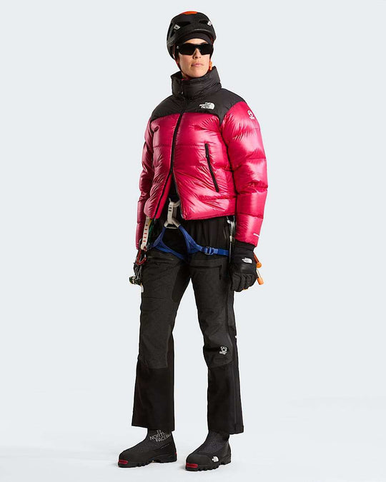 The North Face W Summit Nuptse Jacket NF0A8H3E UL2, TNF Black/Lali Guran - indossata con attrezzatura da alpinismo