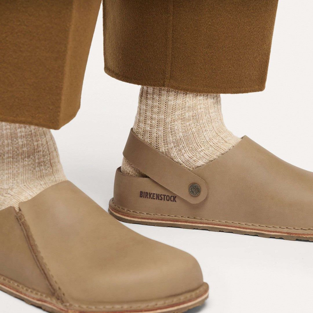Birkenstock Lutry Premium Oiled Leather - Tabacco Brown - dettaglio dei sabot indossati