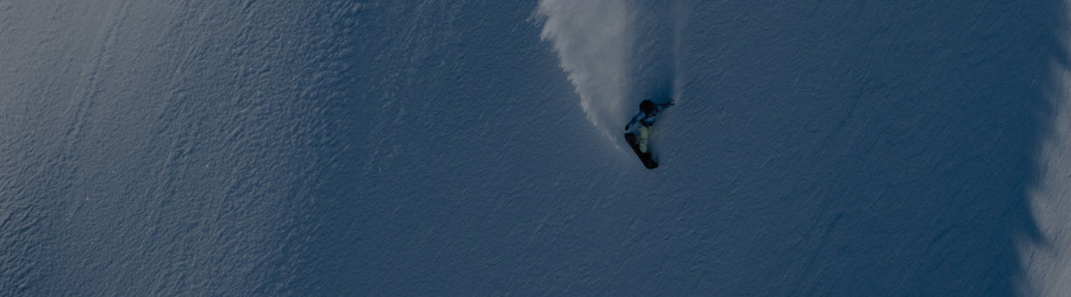 Arc’teryx: snowboarder sulla neve fresca