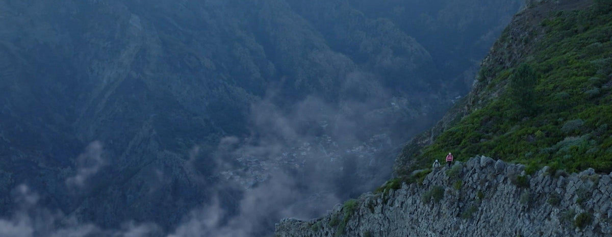 Columbia: escursionisti su un sentiero tra le montagne