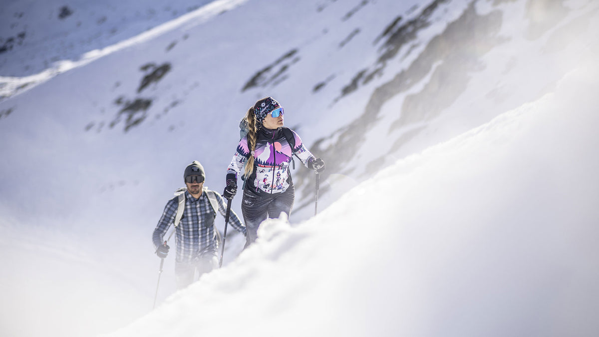 Crazy: escursionisti sulla neve con abbigliamento tecnico