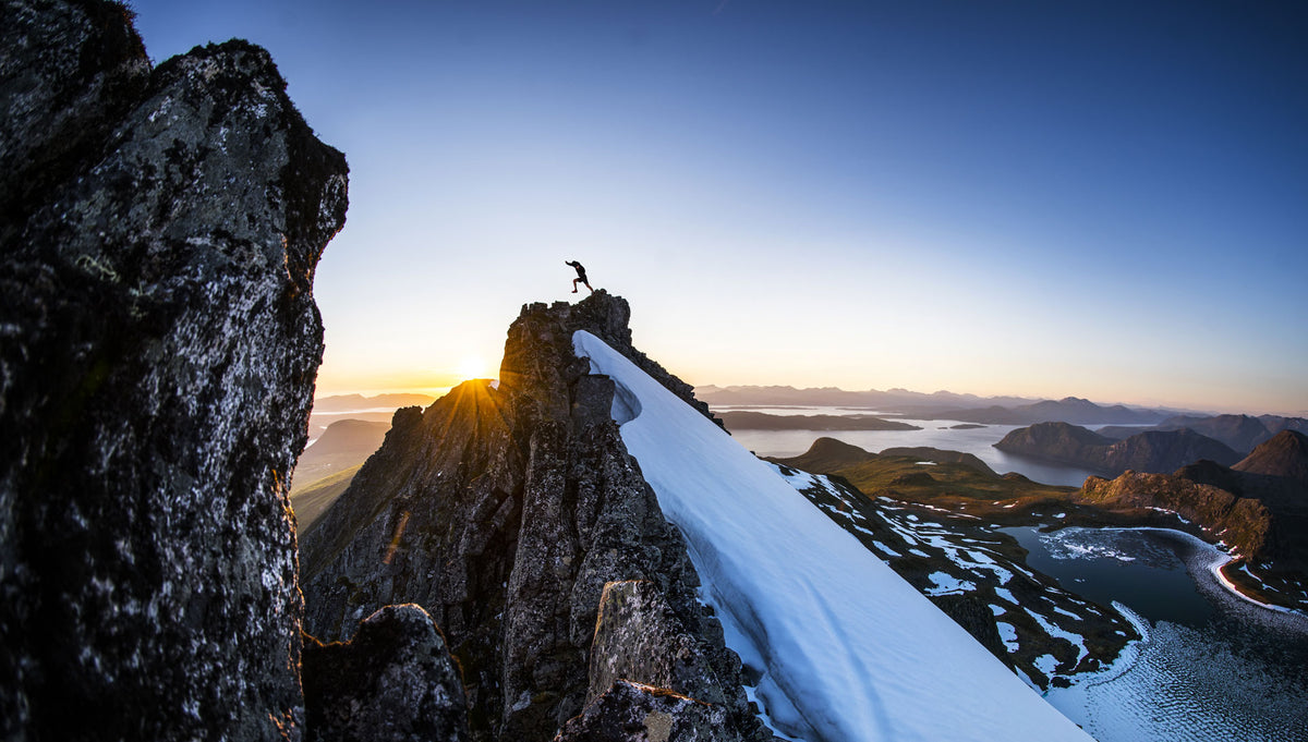 NNormal: atleta su una cresta di montagna al tramonto