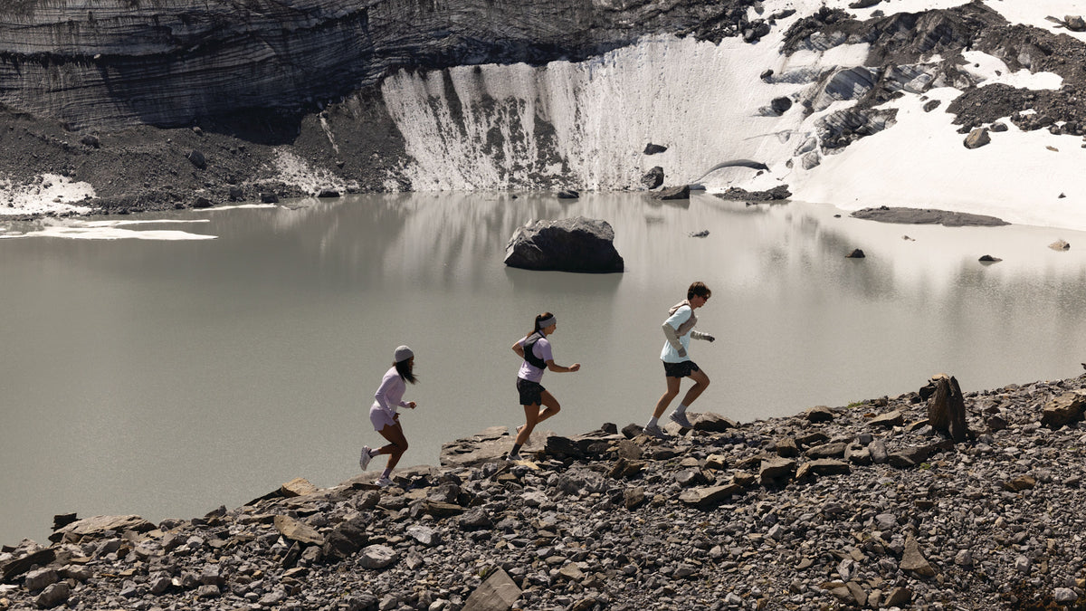 ON: trail runner lungo un lago alpino
