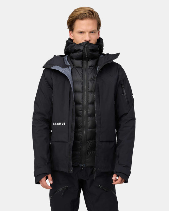 Mammut Eiger Nordwand Pro HS Hooded Jacket Men Black – indossata aperta, vista frontale