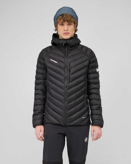 Mammut Broad Peak In Hooded Jacket Men - Black - indossata, vista frontale