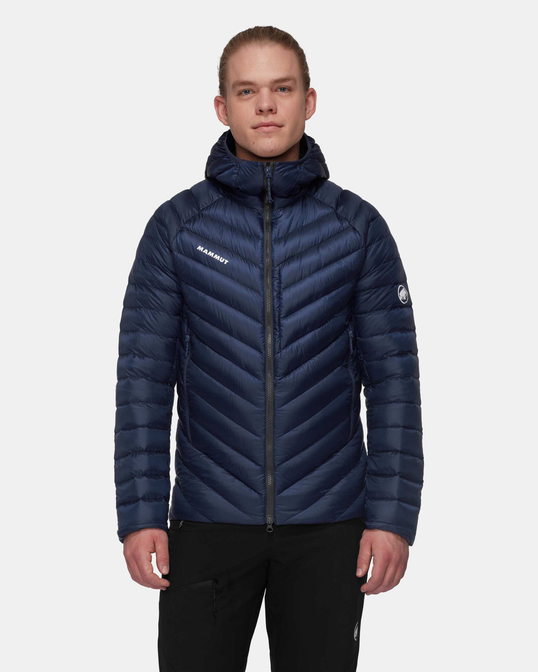 Mammut Broad Peak In Hooded Jacket Men - Marine/Black - indossata, vista frontale