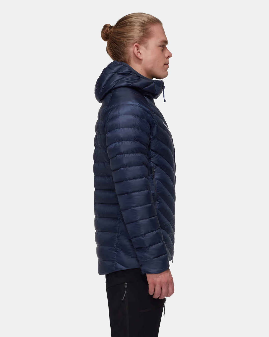Mammut Broad Peak In Hooded Jacket Men - Marine/Black - indossata, vista laterale