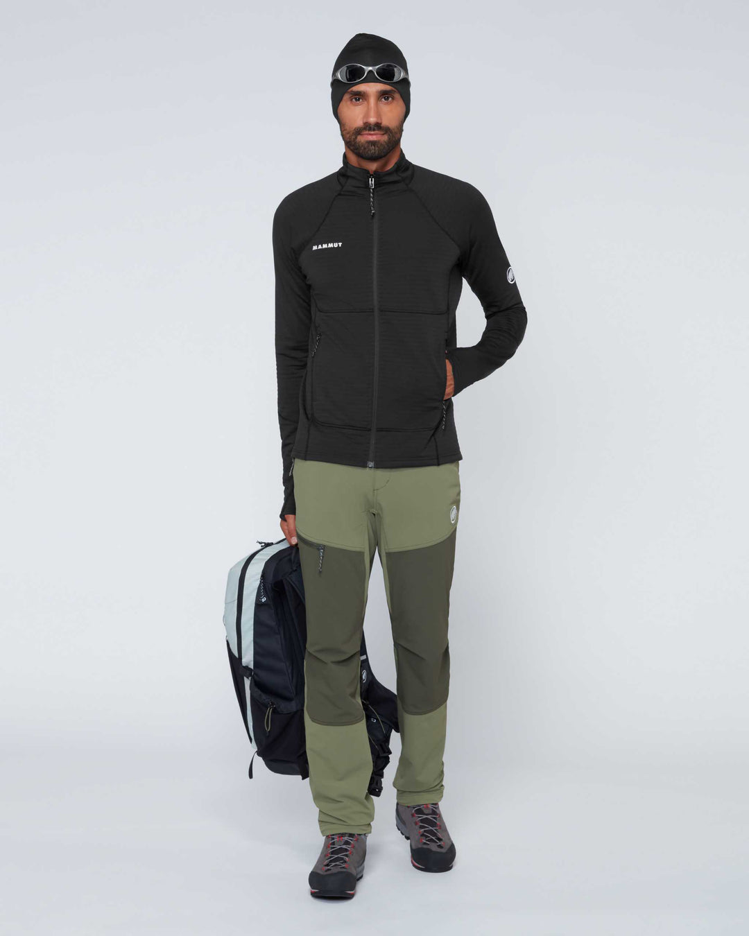 Mammut Taiss ML Jacket Men Black – indossata, figura intera
