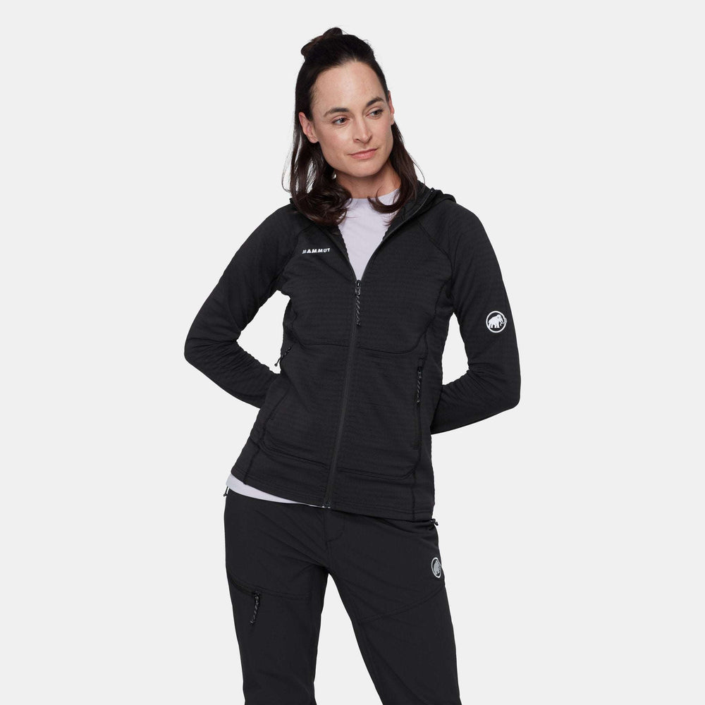 Mammut Taiss ML Hooded Jacket Women Black – indossata, vista frontale
