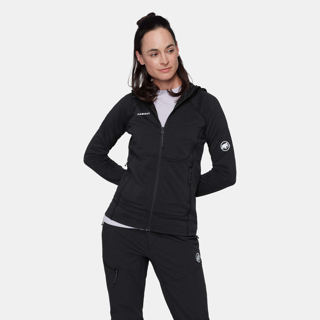 Mammut Taiss ML Hooded Jacket Women Black – indossata, vista frontale
