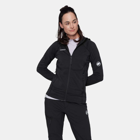 Mammut Taiss ML Hooded Jacket Women Black – indossata, vista frontale